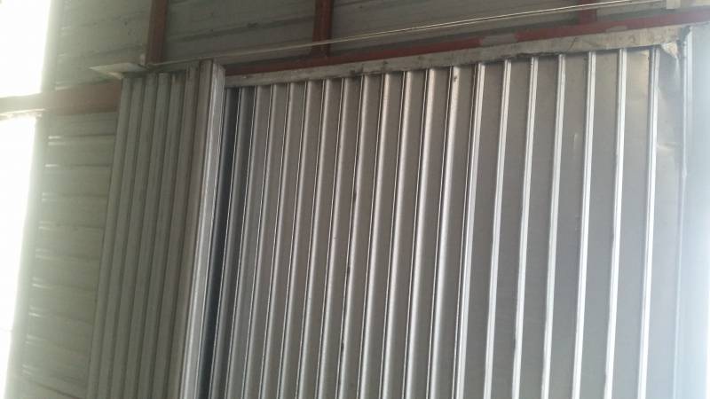 Rideau métallique bloqué ouvert