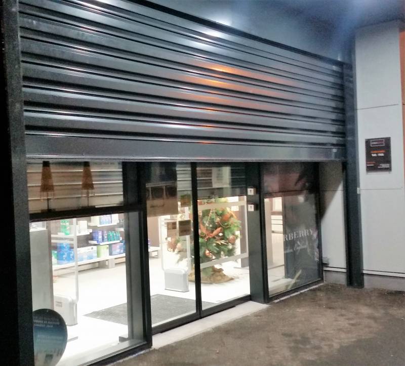 Pose rideau métallique anti effraction 13